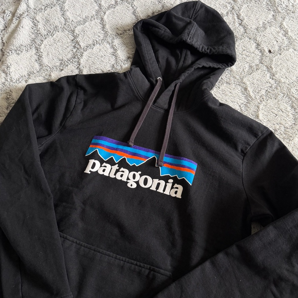 Patagonia Pullover Sweatshirt Hoodie Black Men’s XS Regular Fit P-6 Logo Uprisal
